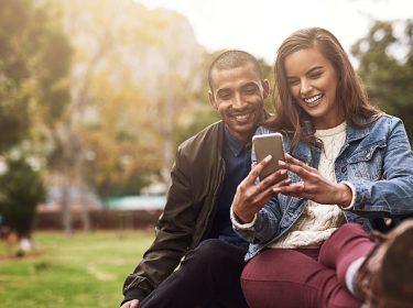 Mann und Frau machen ein Selfie im Park Face-App Bildbearbeitung