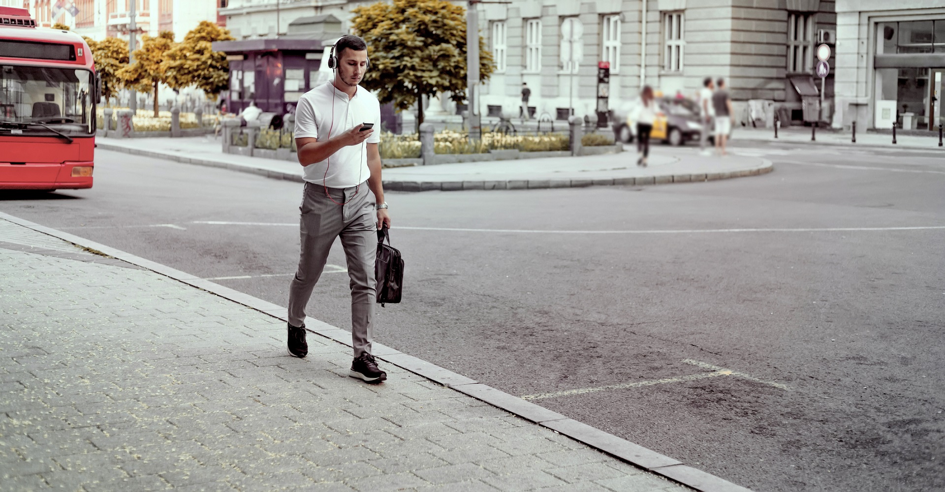 Junger Mann checkt seine Umgebung auf Google Street View.