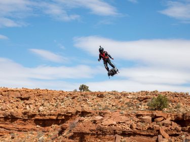 Zapata Flyboard mit Fluggeraet - Fliegen ueber Gelaende