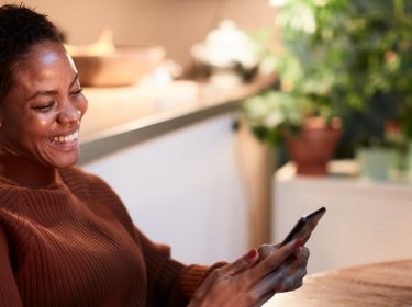 Frau löscht WhatsApp-Backup.