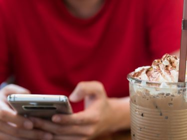 Am Smartphone Harry Potter: Wizards Unite zocken.