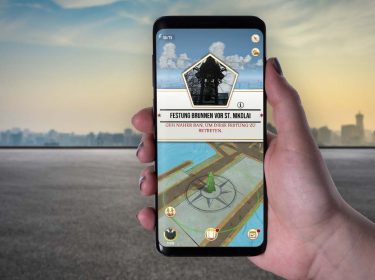 Am Smartphone eine Festung in Harry Potter: Wizards Unite suchen.