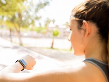 Frau liest Mail am Display der Apple Watch.