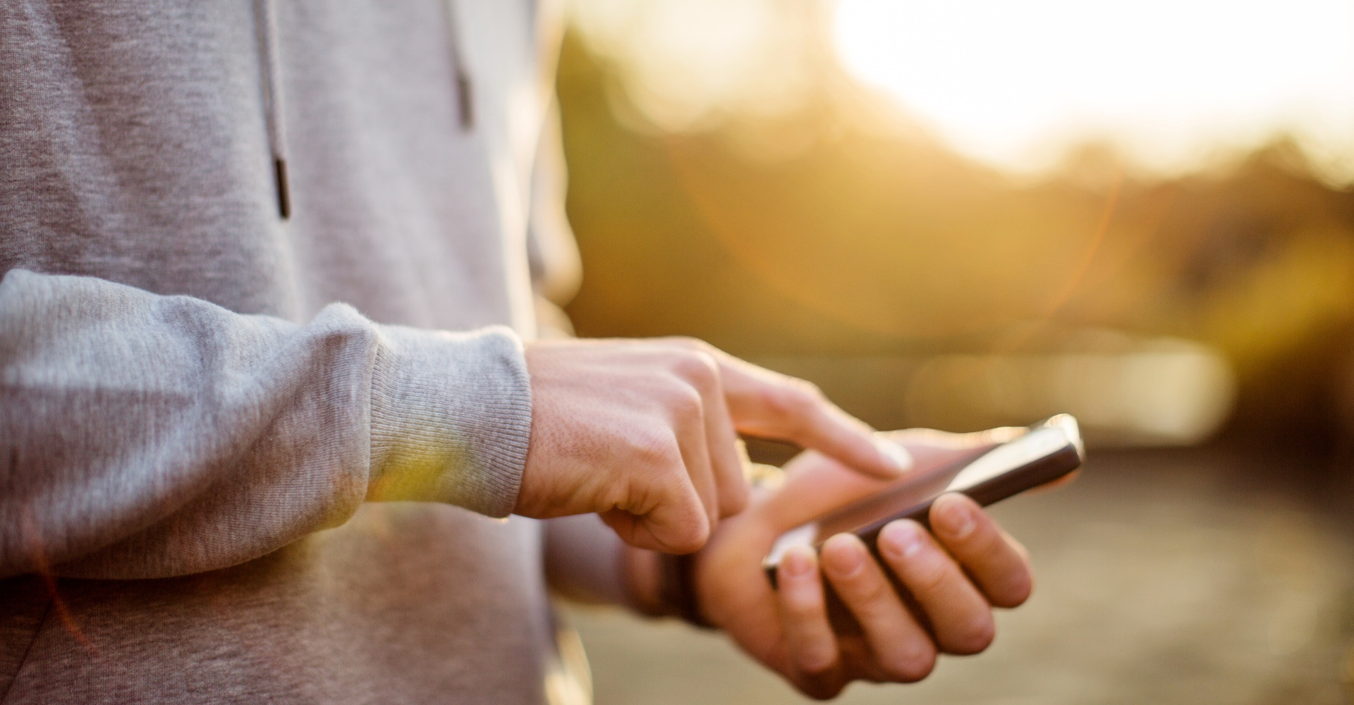 Mann tippt auf Smartphone.