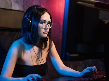 Junge Frau spielt Season 10 von Fortnite am PC.