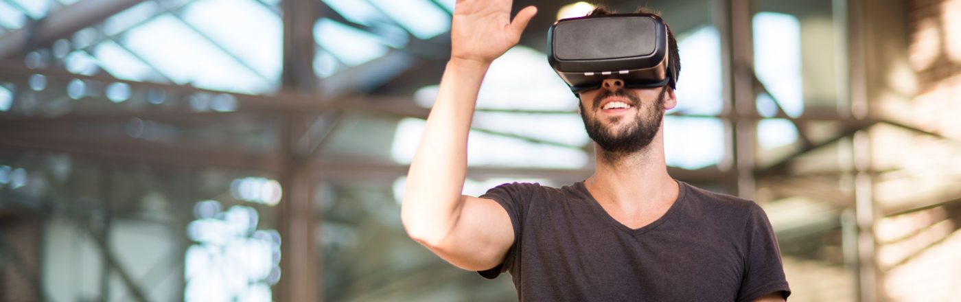 mann-in-offenem-raum-mit-virtual-reality-brille—macgyver-vr-escape-room Ein Mann trägt in einem offenem Raum mit Virtual Reality-Brille