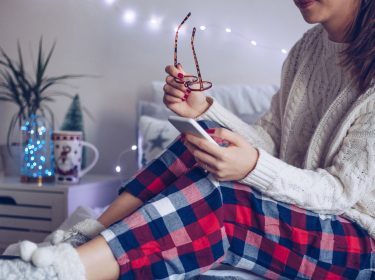 Frau löst ihre HomeKit-Probleme am iPhone.