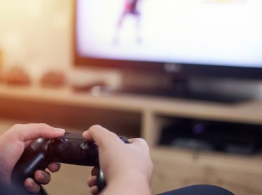 Ein Mann spielt PlayStation