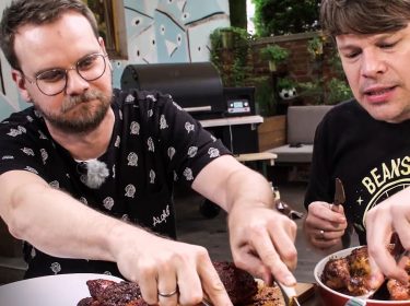 Die Rocket Beans essen nach dem Test der Grill-Gadgets