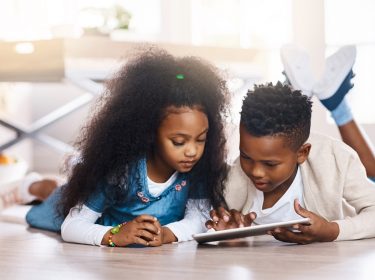 Kinder am Tablet