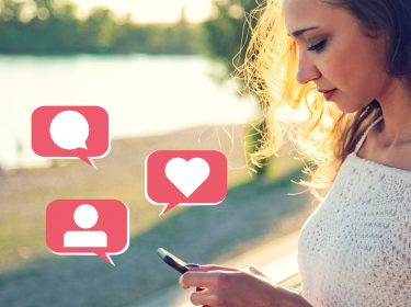 Junge Frau sieht auf dem Smartphone eine neue Twitter-Funktion.