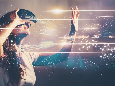 Frau erlebt VR-Kunst mit VR-Brille