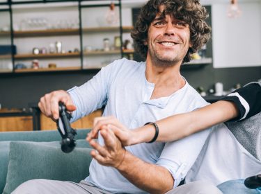 Vater und Sohn spielen Fortnite