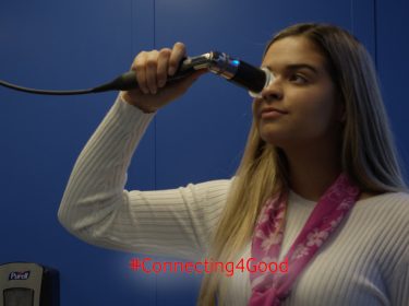 Frau nutzt Untersuchungssensor bei Arztbesuch in der Telemedizinstation. Foto: Onmed