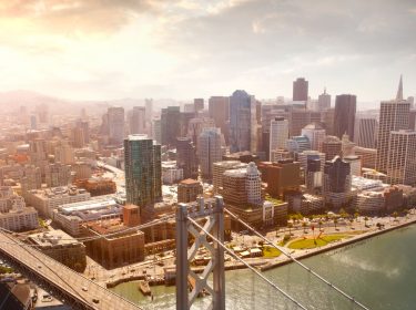 San Francisco Oakland-Bay-Bridge Luftbild - Lieferroboter darf auf Gehwegen in San Francisco liefern