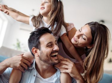 Eine Familie mit Kleinkind hat gemeinsam Spaß