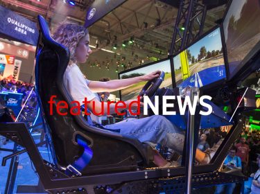 Gamescom 2019 Besucherin spielt im Gaming-Sessel - featuredNews 9