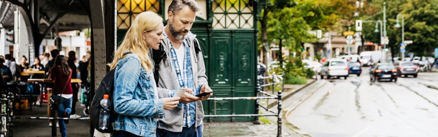 paar-sucht-ziel-im-urlaub-per-smartphone–digitale-reisefuehrer-als-app Paar sucht Ziel im Urlaub per Smartphone - Digitale Reiseführer als App