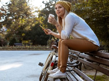 Junge Frau schaut sich die Neuerungen im Google Play Store an