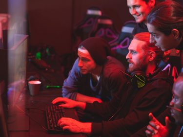 Team feuert jungen Mann beim Computerspielen an - Geschichte des esports
