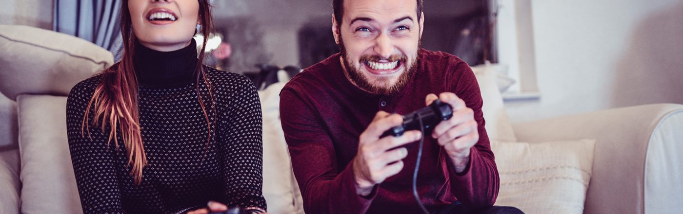 Ein Paar spielt an der Konsole