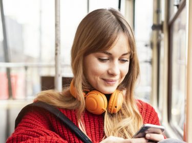 Frau tippt am Fairphone 3 eine Nachricht ein.