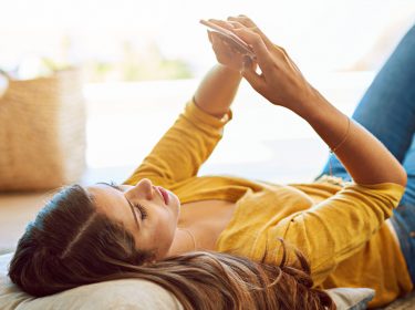 Frau nutzt am Smartphone die Erinnerungsfunktion des Google Assistant.