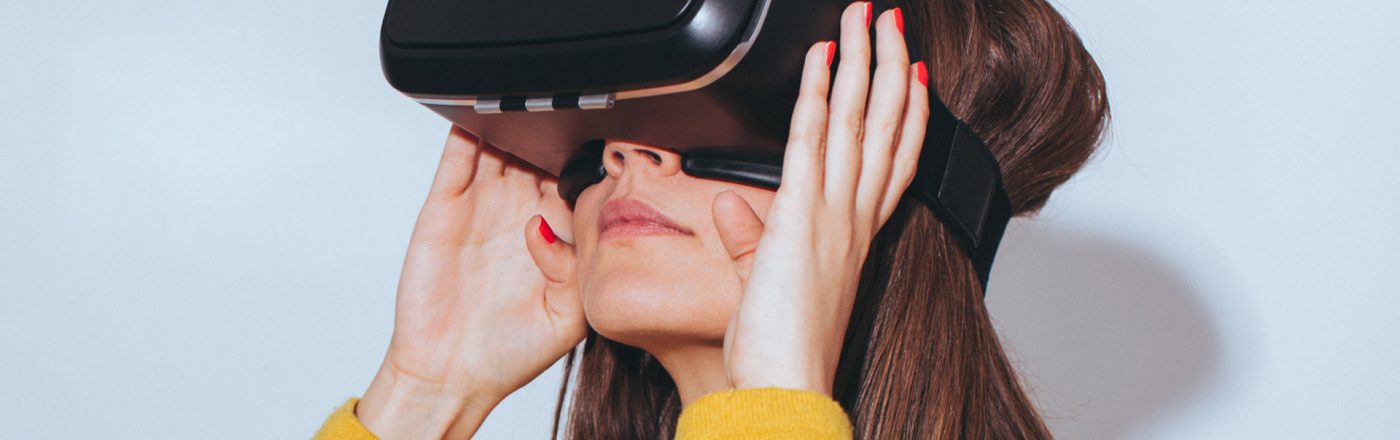 Oculus Quest: Games am TV streamen Junge Frau spielt VR-Games an der Oculus Quest.