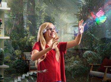 Mädchen mit VR-Headset im Wald - Vodafone Multilayer Technology