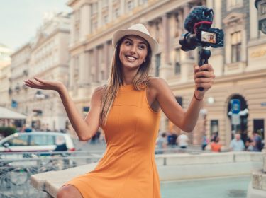 Junge Frau filmt sich selbst