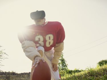 Vanessa Meisinger testet Future Sports mit VR-Brille und Football