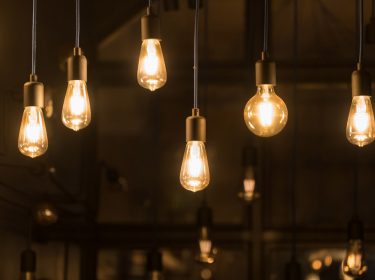 An der Decke hängen Filament-Lampen.