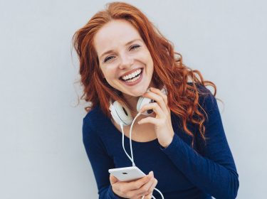 Eine Frau hört Musik