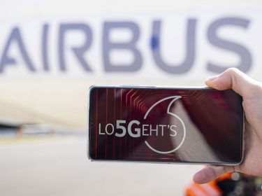 5G-Smartphone vor Airbus-Luftschiff - Airbus und Vodafone - 5G-Kooperation