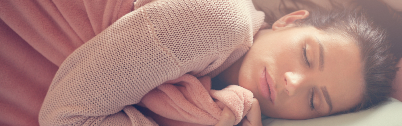 Google Home als Einschlafhilfe: Tipps für eine geruhsame Nacht Frau schläft im Bett ein.