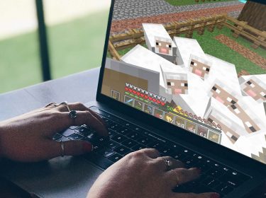 Minecraft am Laptop zocken.