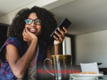 Frau testet die Good-on-you-App auf ihrem Smartphone