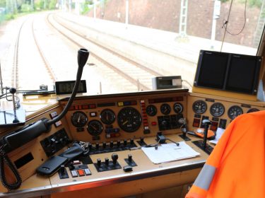 Blick aus einer Zugfahrerkabine - Vodafone steuert fahrerlosen Zug per 5G