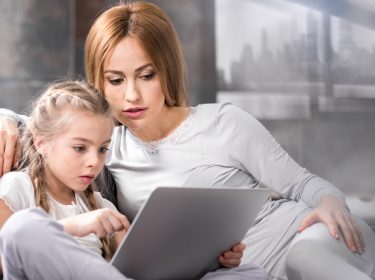 Mutter führt ihre Tochter langsam in die Generation digital ein