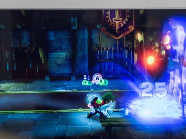 Junge spielt Luigi's Mansion 3 mit der Nintendo Switch.