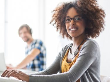 Female Start-ups: Junge Frau profitiert von Förderprogrammen für Frauen