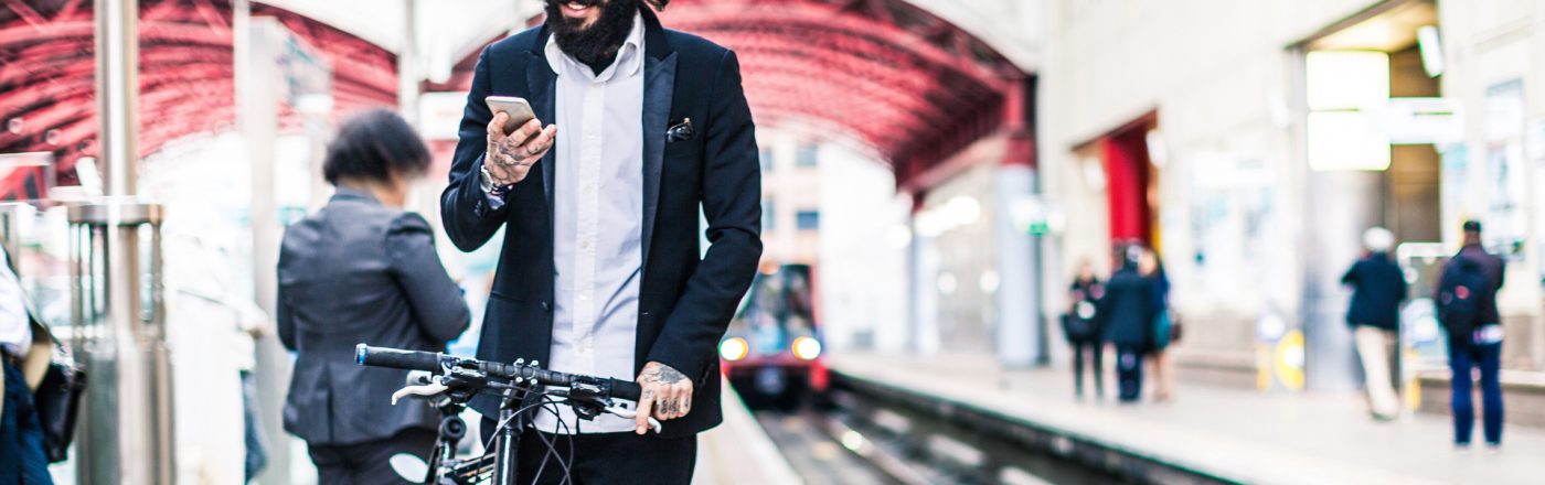 Das kann der neue Google Maps Inkognito Modus Mann mit Fahrrad nutzt den Inkognito Modus in Google Maps auf seinem Smartphone.