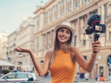 Frau nimmt sich mit Kamera auf