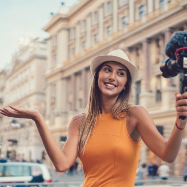 TikTok_Stars Frau nimmt sich mit Kamera auf