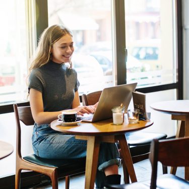 YouTube_Trends Junge Frau mit Laptop im Cafe