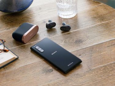 Sony Xperia 5 samt WF-1000X M3-Kopfhörer