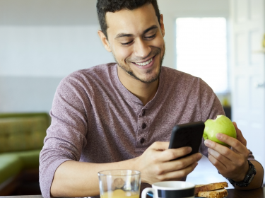 Junger Mann öffnet am Smartphone das Android-10-Easter-Egg.