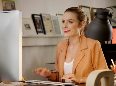 Junge Frau am PC sucht mit dem Future Jobs Finder nach einem digitalen Job der Zukunft