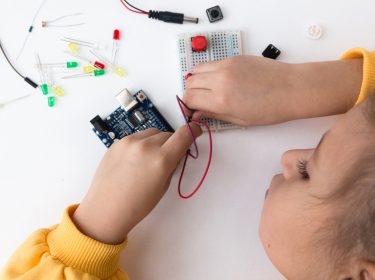 Mädchen nutzt Coding-Toys für Kids und bastelt