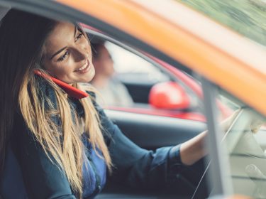 Handy am Steuer: Die junge Frau telefoniert verbotenerweise beim Fahren.